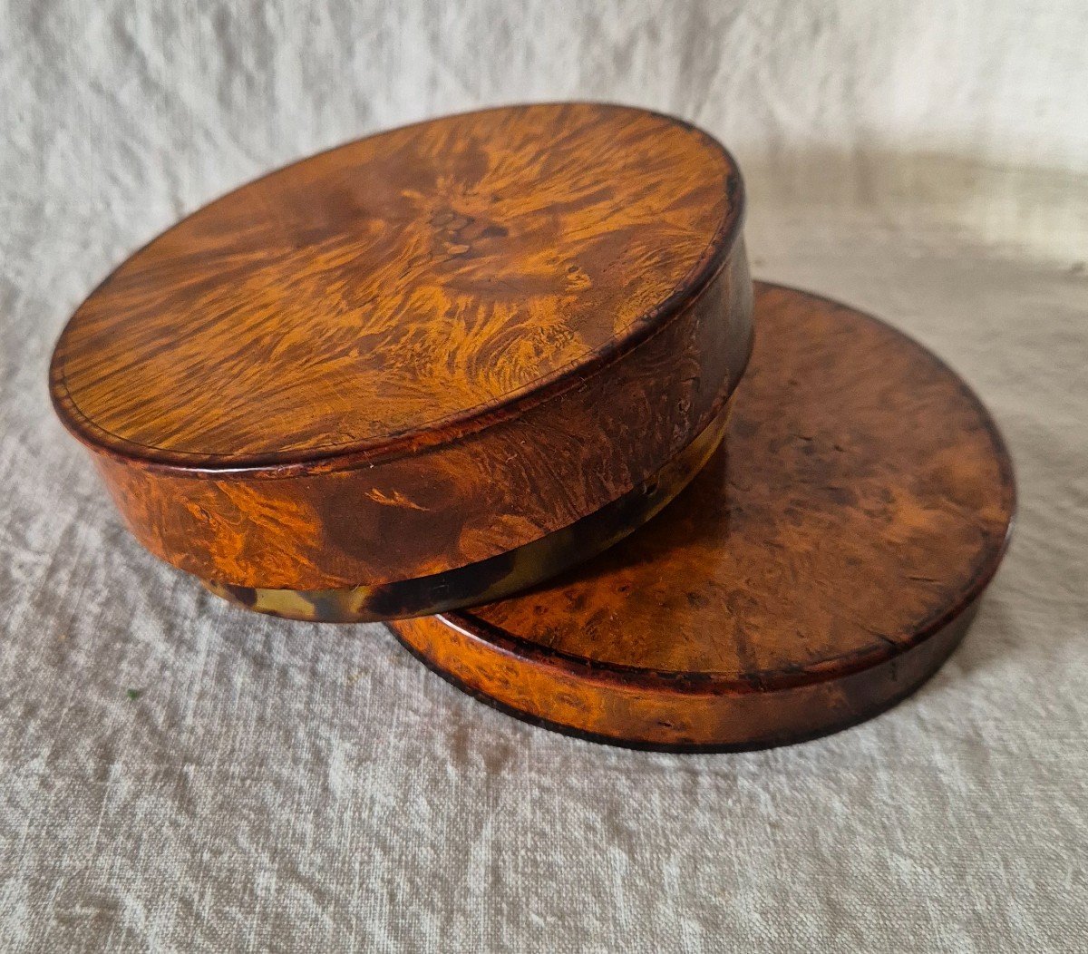 Round Box From The Directoire Period In Walnut Burl And Tortoise Shell-photo-3