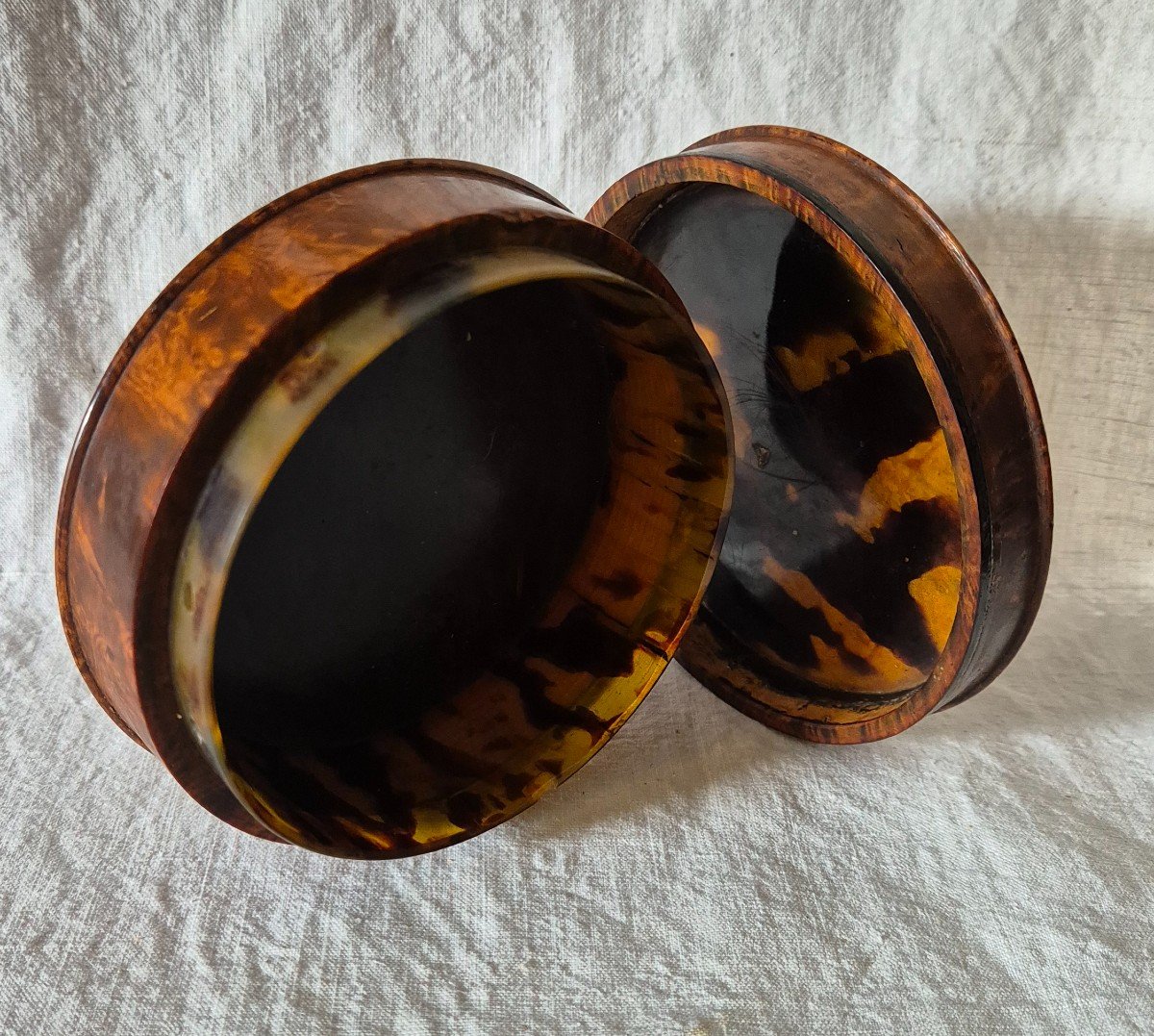 Round Box From The Directoire Period In Walnut Burl And Tortoise Shell-photo-4