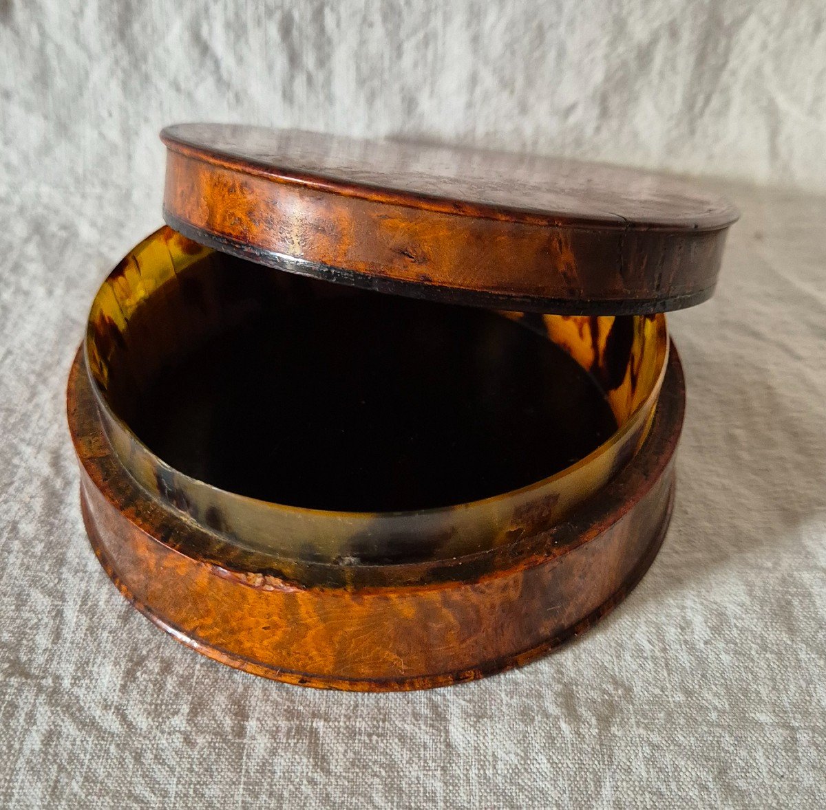 Round Box From The Directoire Period In Walnut Burl And Tortoise Shell-photo-1