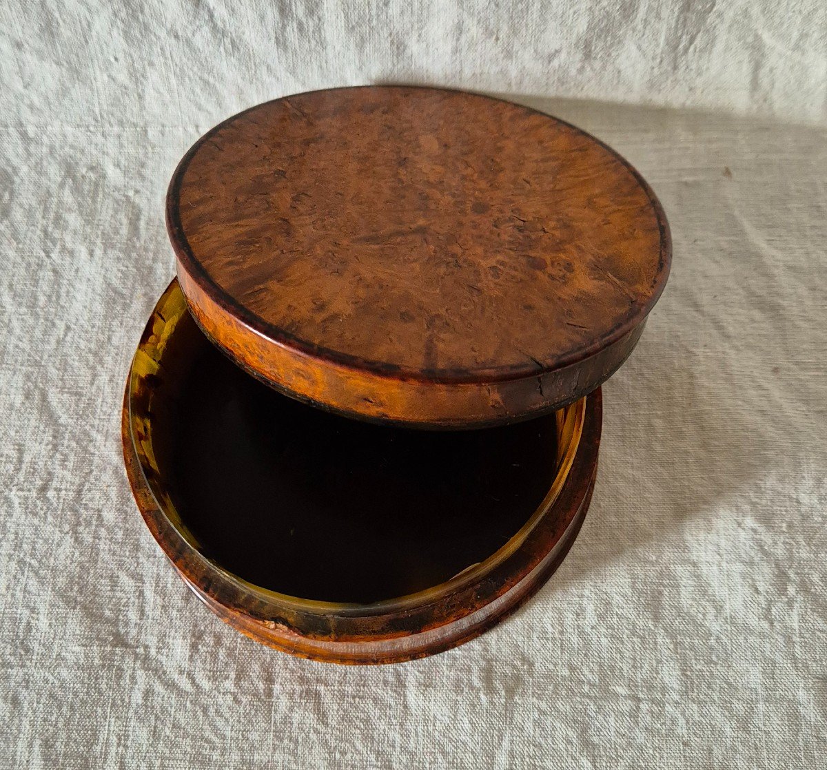 Round Box From The Directoire Period In Walnut Burl And Tortoise Shell-photo-4