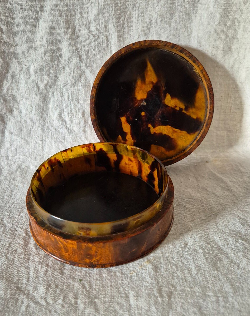 Round Box From The Directoire Period In Walnut Burl And Tortoise Shell