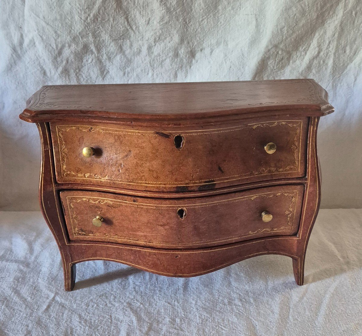 Leather-covered Ventrue Chest Of Drawers Forming A Jewelry Box -photo-2