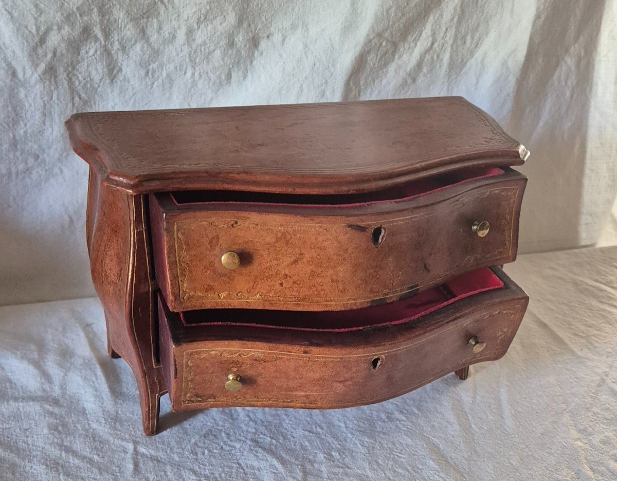 Leather-covered Ventrue Chest Of Drawers Forming A Jewelry Box -photo-3