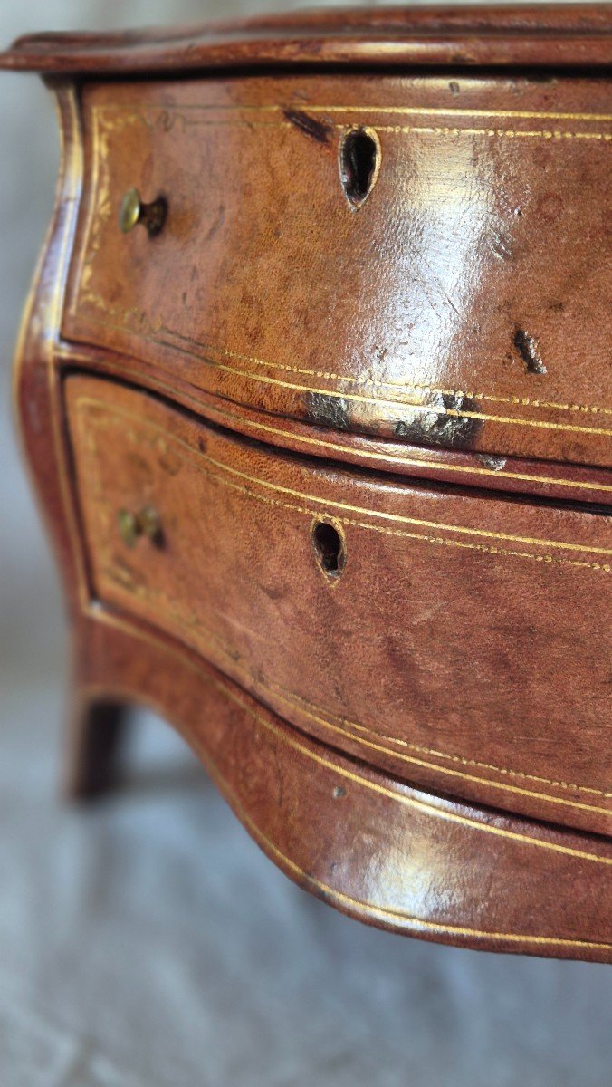 Leather-covered Ventrue Chest Of Drawers Forming A Jewelry Box -photo-2