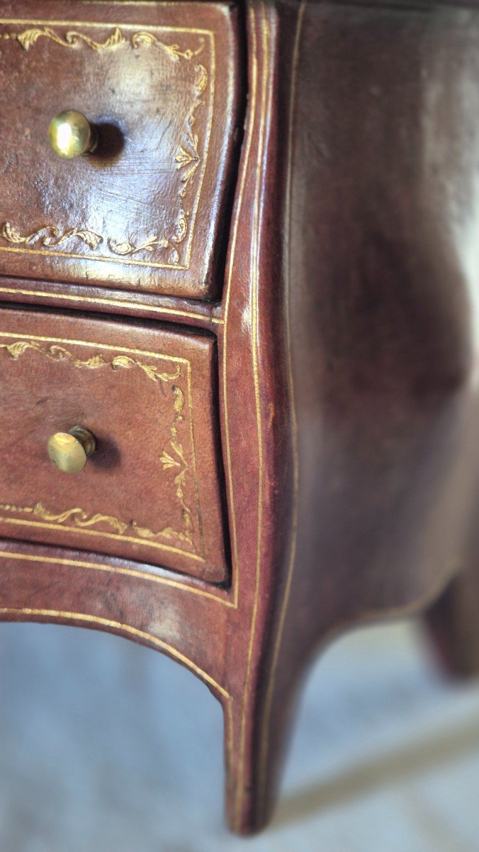 Leather-covered Ventrue Chest Of Drawers Forming A Jewelry Box -photo-3