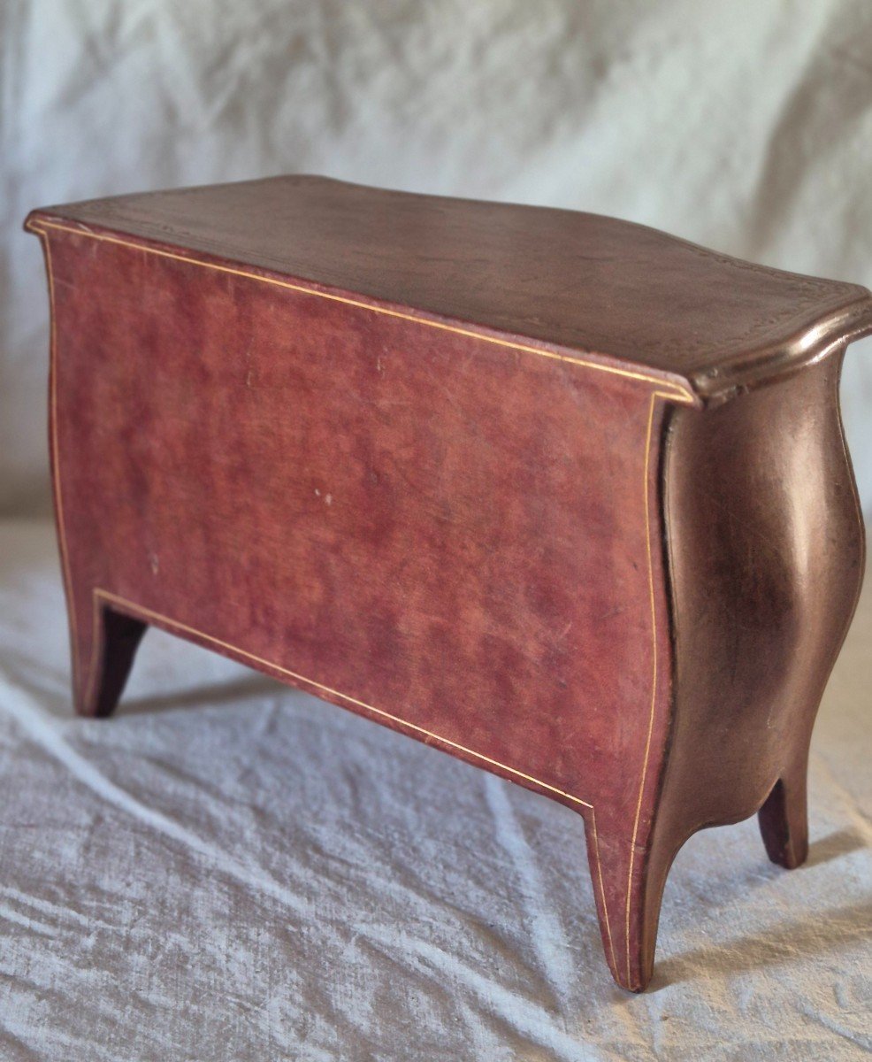 Leather-covered Ventrue Chest Of Drawers Forming A Jewelry Box -photo-5