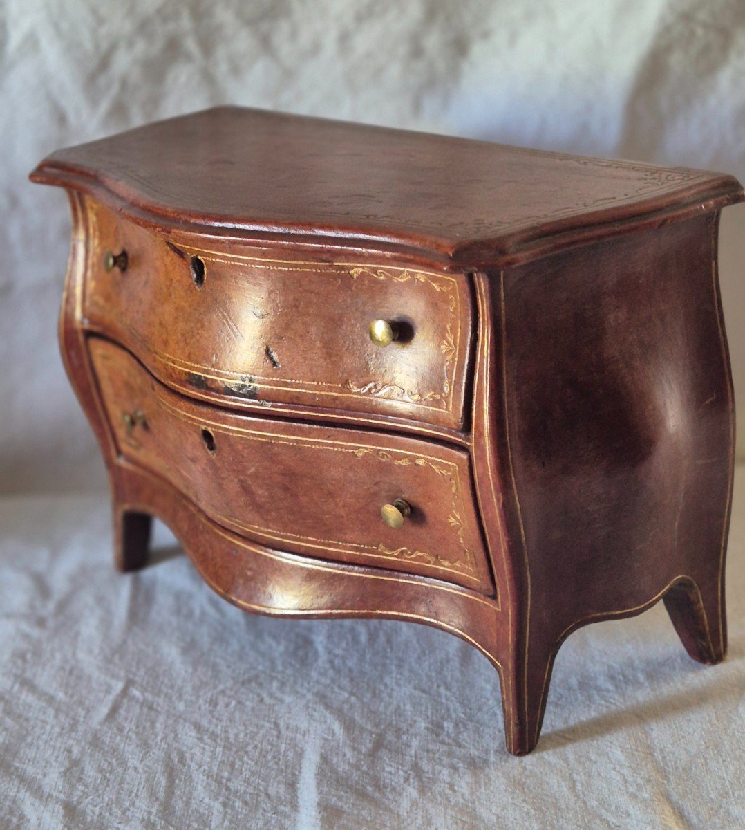 Leather-covered Ventrue Chest Of Drawers Forming A Jewelry Box 