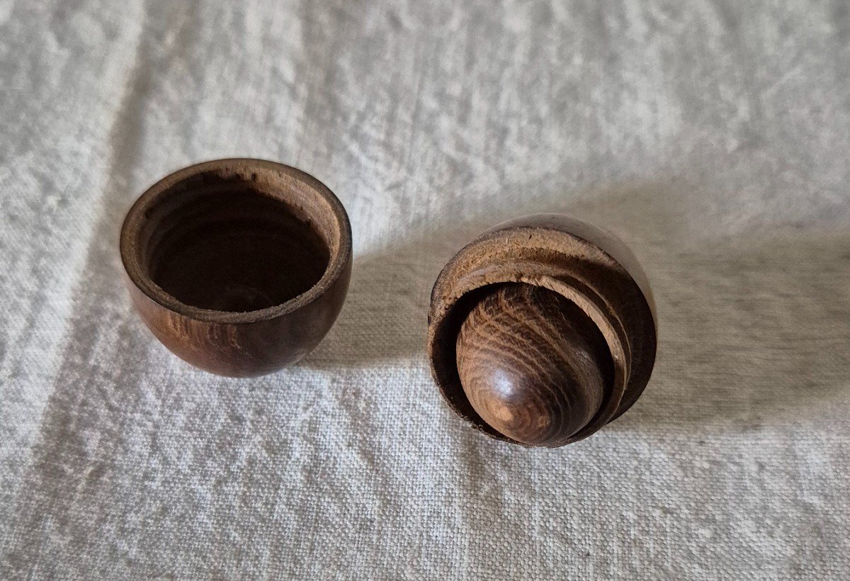 Special Haberdashery: Nestable Turned Walnut Snuff Eggs, Early 20th Century -photo-3