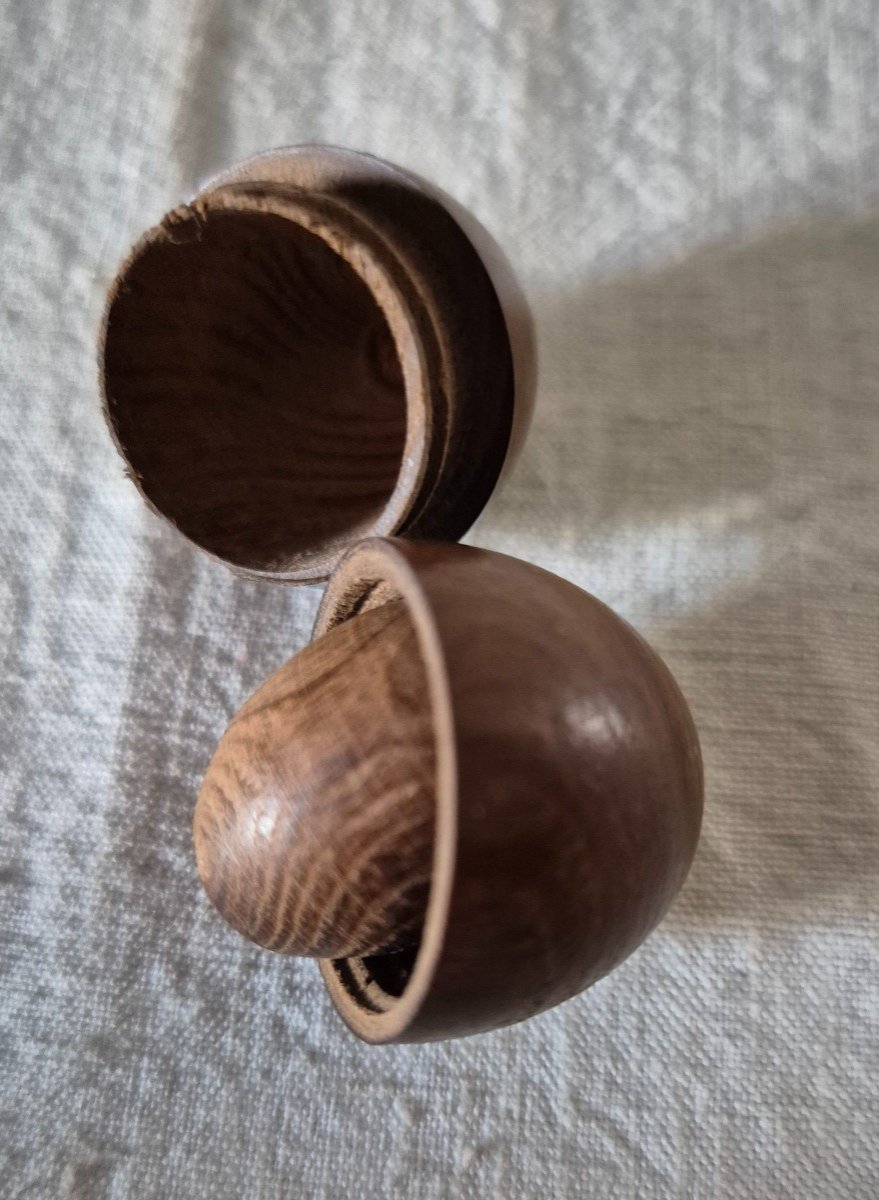 Special Haberdashery: Nestable Turned Walnut Snuff Eggs, Early 20th Century -photo-2