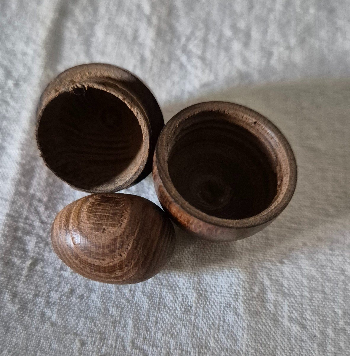 Special Haberdashery: Nestable Turned Walnut Snuff Eggs, Early 20th Century -photo-3