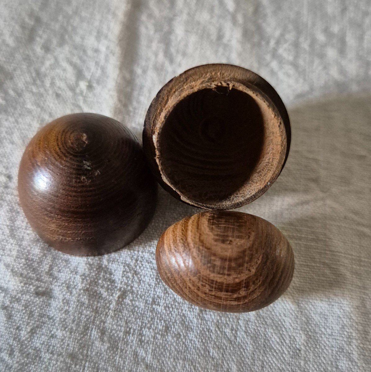 Special Haberdashery: Nestable Turned Walnut Snuff Eggs, Early 20th Century -photo-4