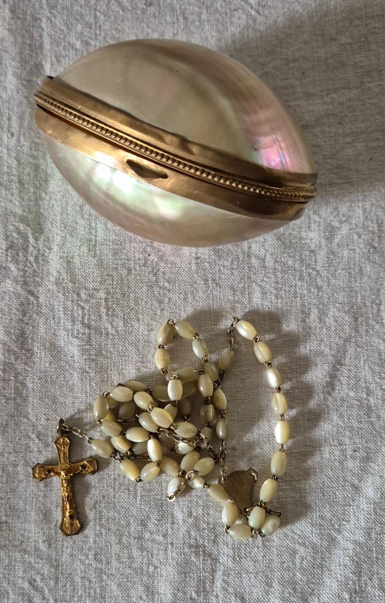 Mother-of-pearl And Bronze Egg With Its Pearly Rosary In Gold And Silver Metal -photo-3