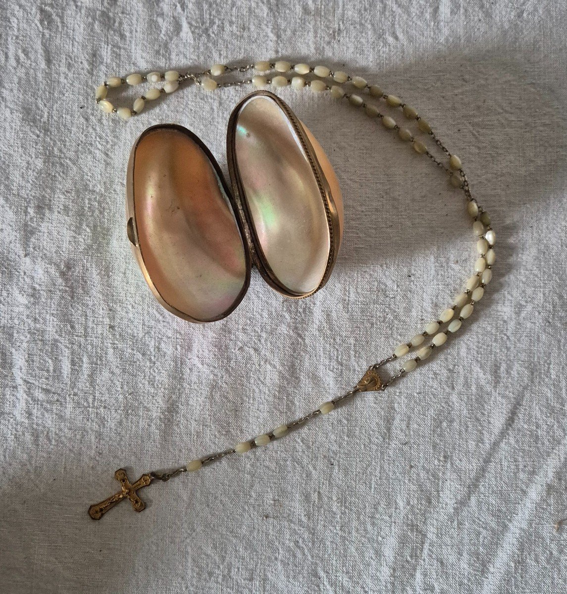 Mother-of-pearl And Bronze Egg With Its Pearly Rosary In Gold And Silver Metal -photo-1