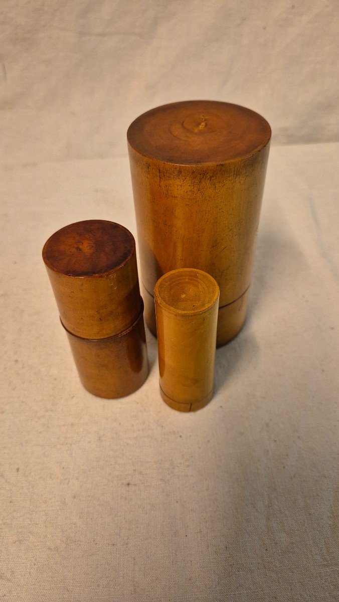 Set Of Three Tall Cylindrical Boxes In Turned And Threaded Boxwood-photo-1