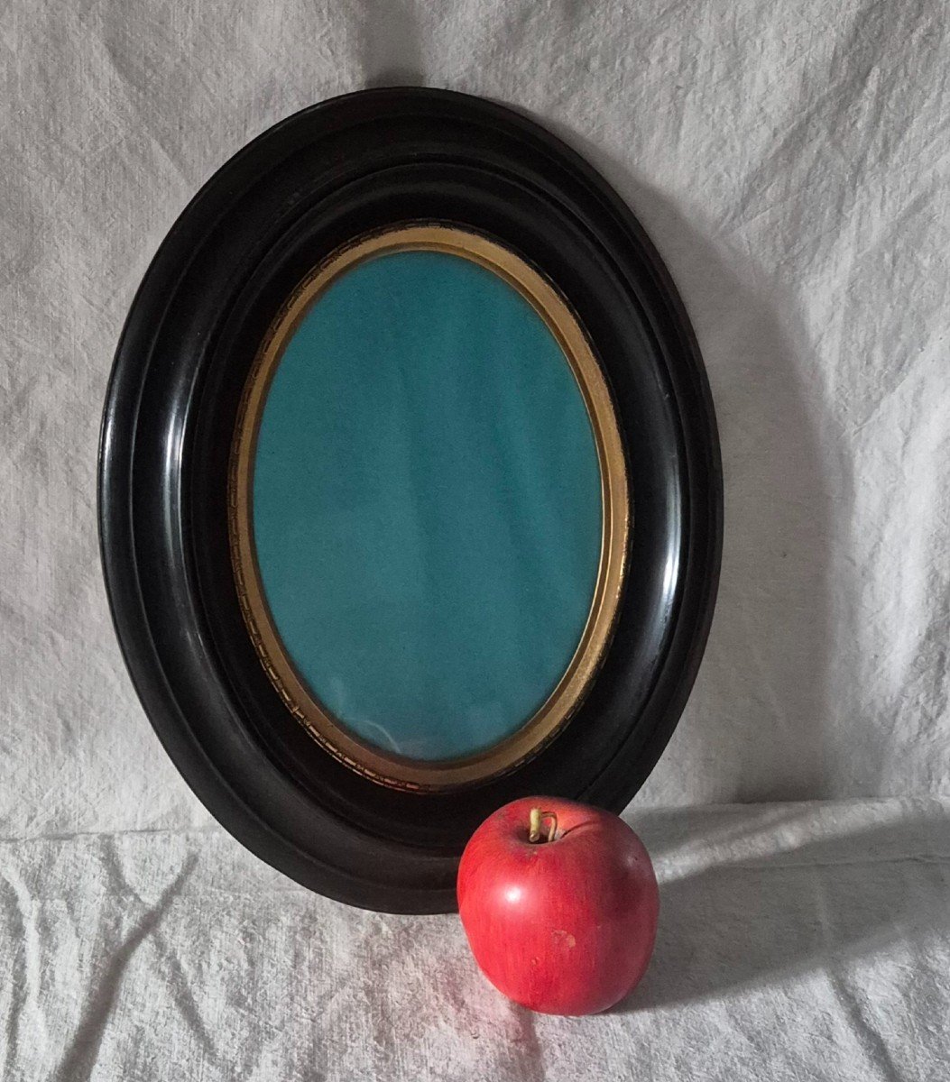 Large Oval Napoleon III Frame In Blackened Wood With Worked Pomponne Hooping 