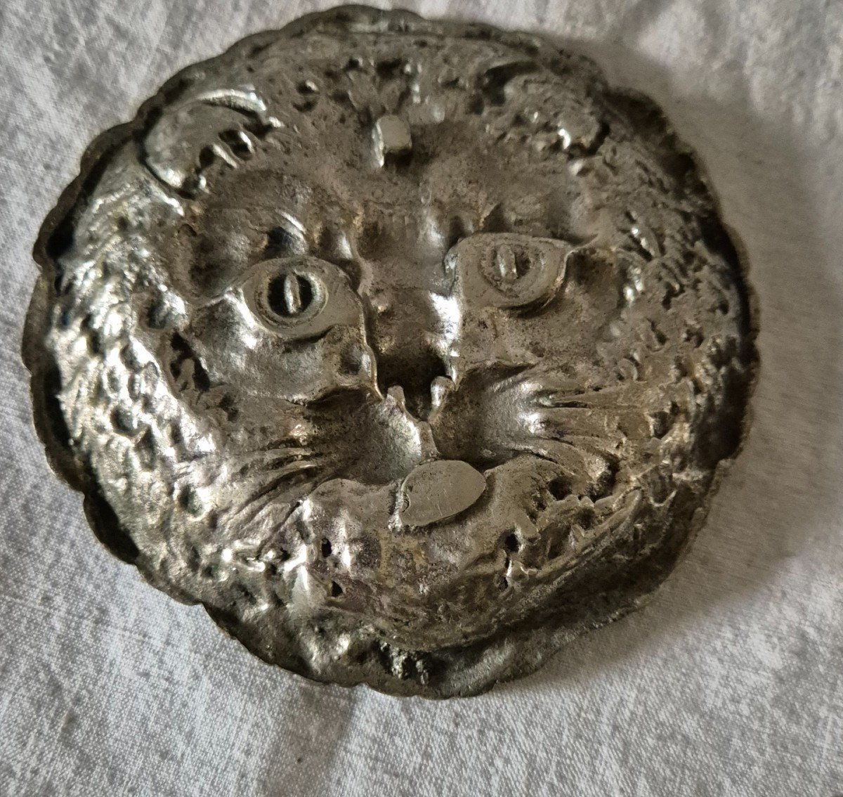 Empty Pocket Ashtray Forming A Cat's Head In Silver Bronze -photo-2