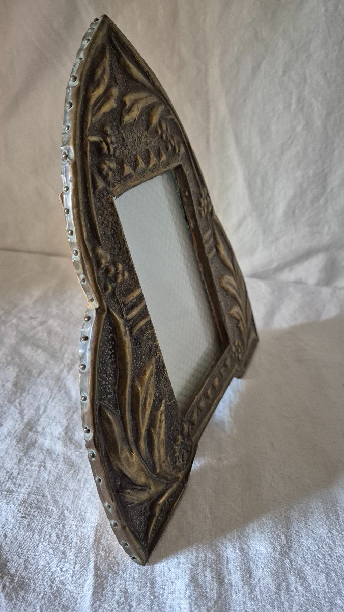 Art Nouveau Frame In Repoussé Brass With An Ogive Shape -photo-2