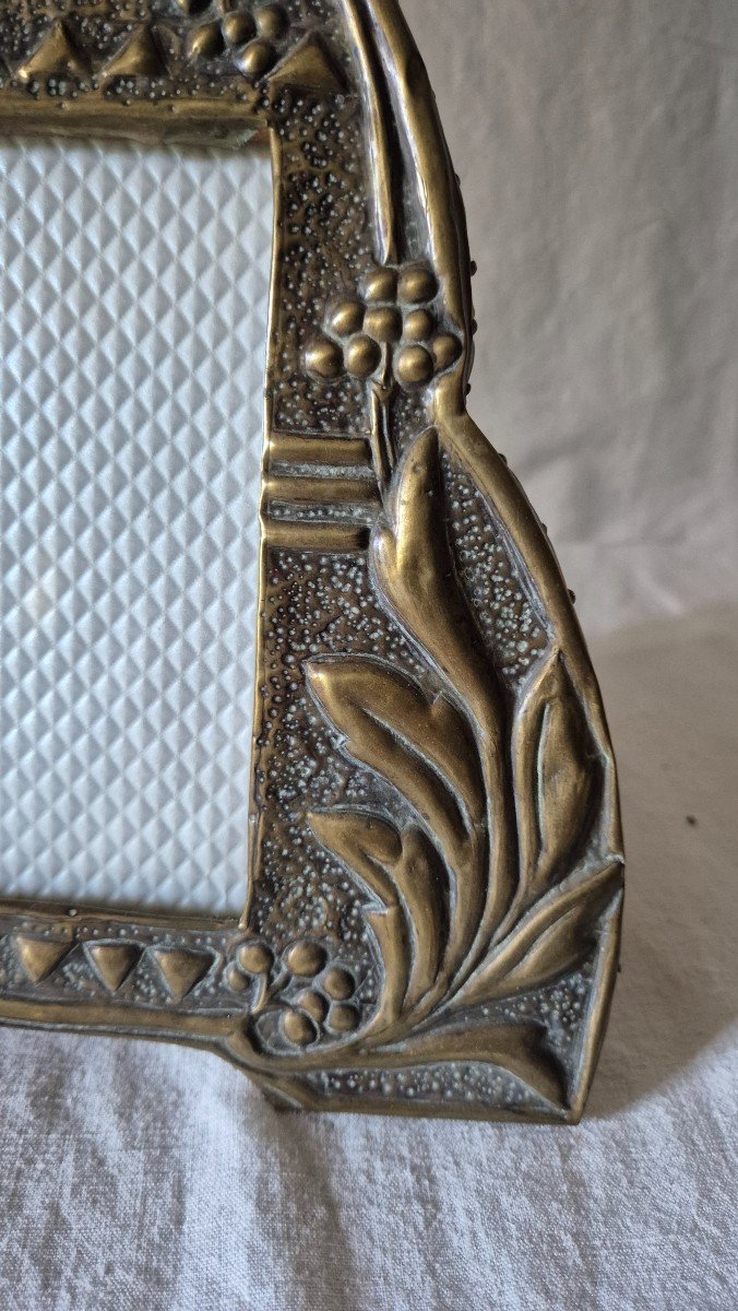 Art Nouveau Frame In Repoussé Brass With An Ogive Shape -photo-4