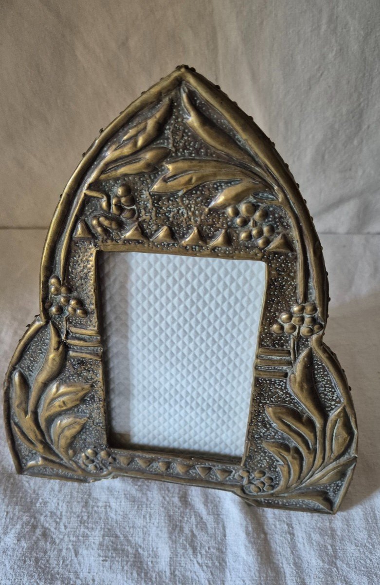 Art Nouveau Frame In Repoussé Brass With An Ogive Shape -photo-5