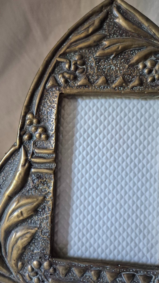 Art Nouveau Frame In Repoussé Brass With An Ogive Shape -photo-7