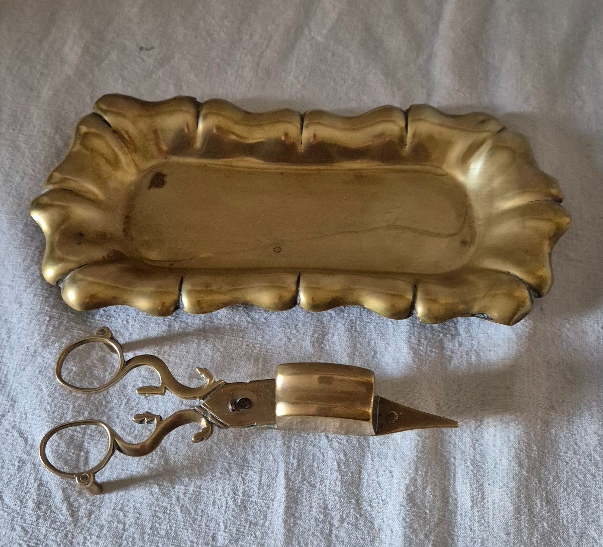 Mouchette With Its Brass Tray With Stamped Edges -photo-1