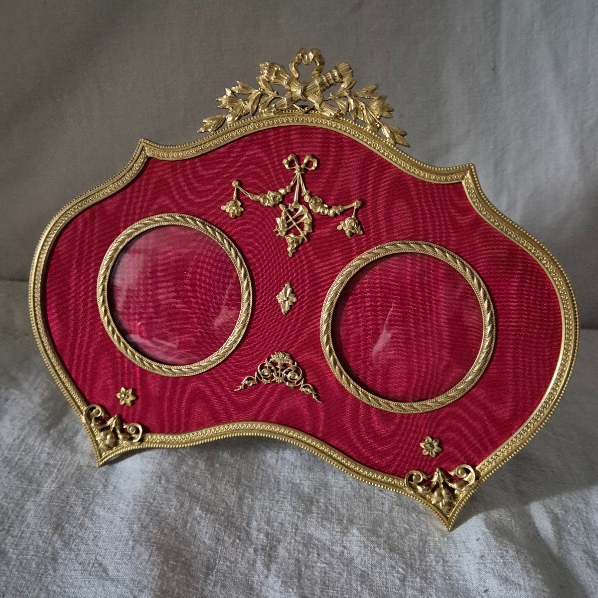 Very Original Shaped Diptych Photo Frame In Gilded Bronze And Opera Red Moire-photo-3