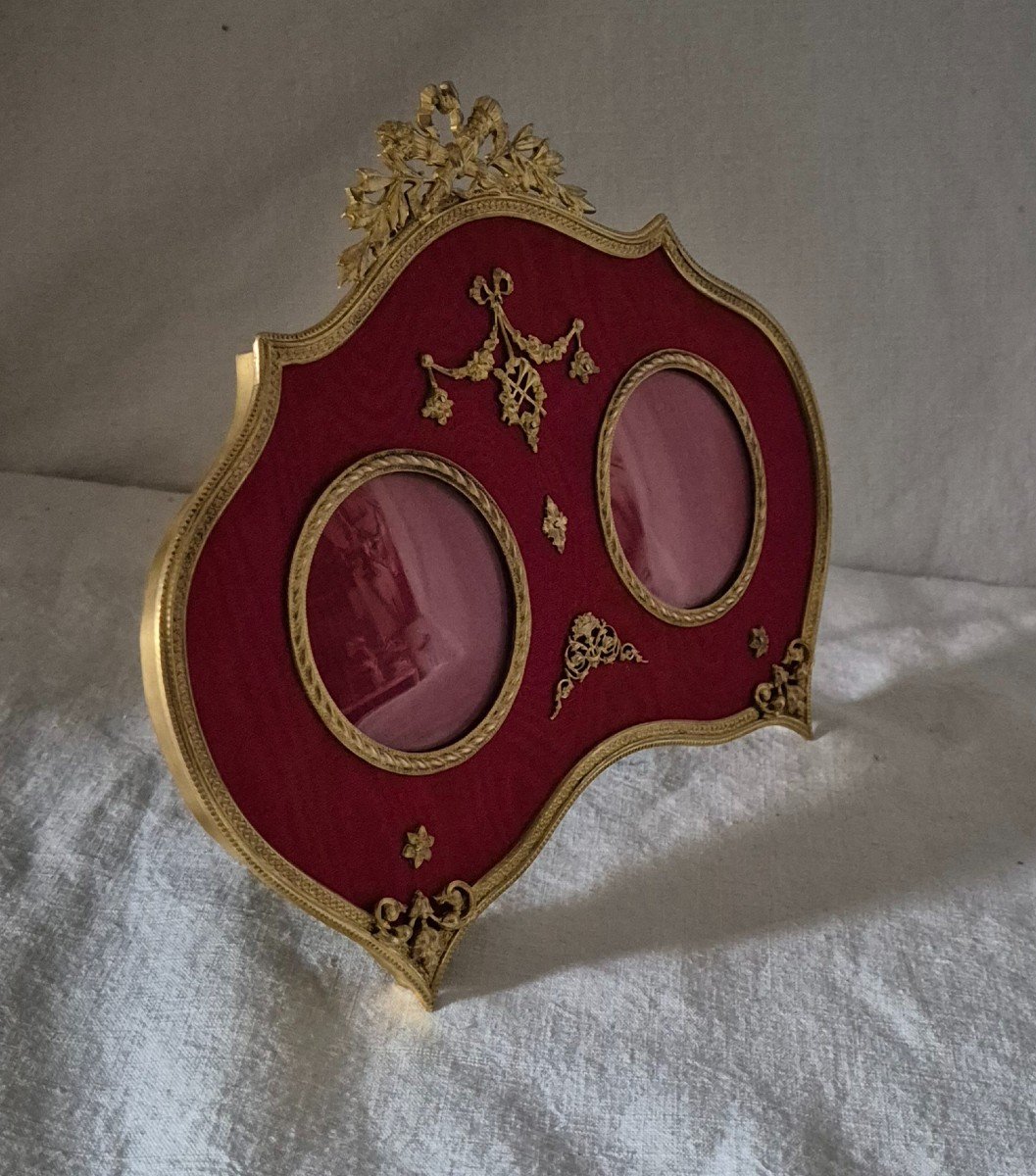 Very Original Shaped Diptych Photo Frame In Gilded Bronze And Opera Red Moire-photo-4