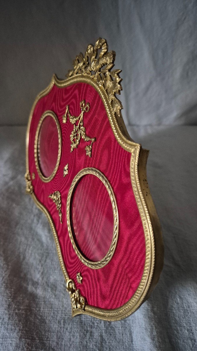 Very Original Shaped Diptych Photo Frame In Gilded Bronze And Opera Red Moire-photo-4