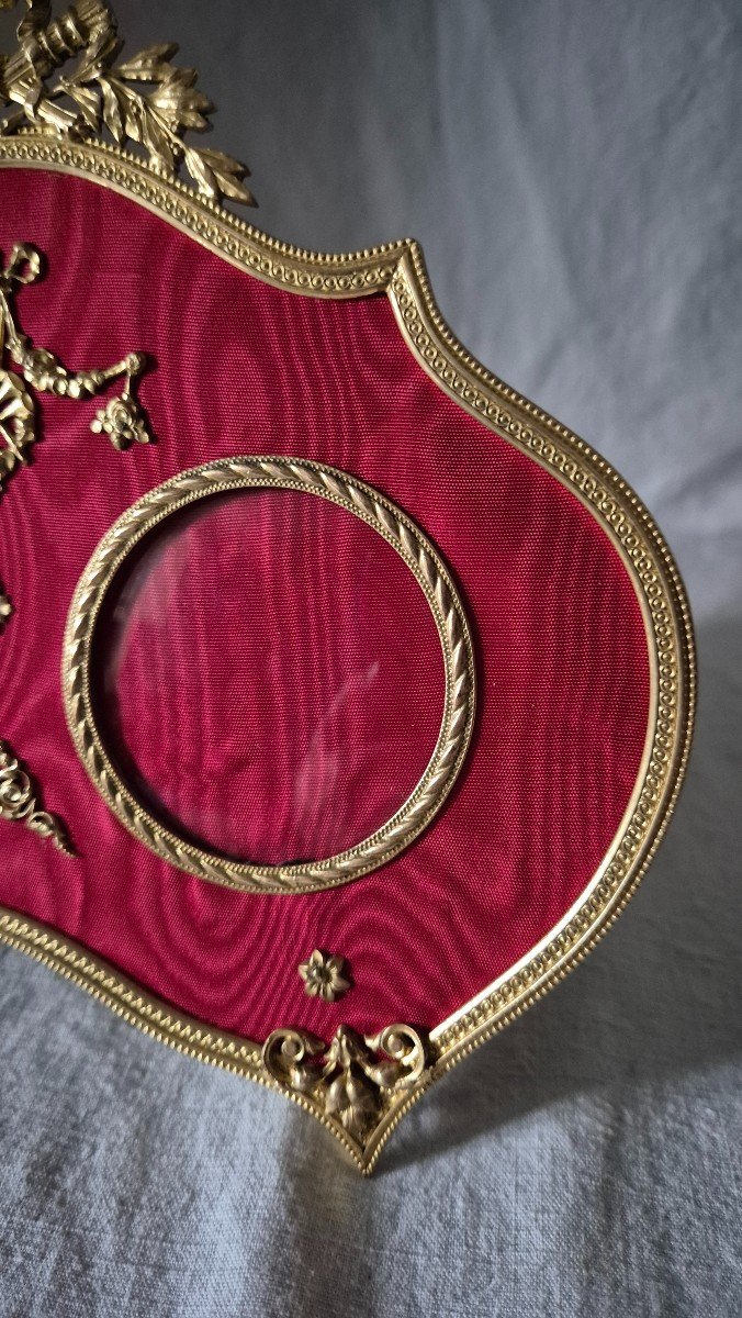 Very Original Shaped Diptych Photo Frame In Gilded Bronze And Opera Red Moire-photo-5