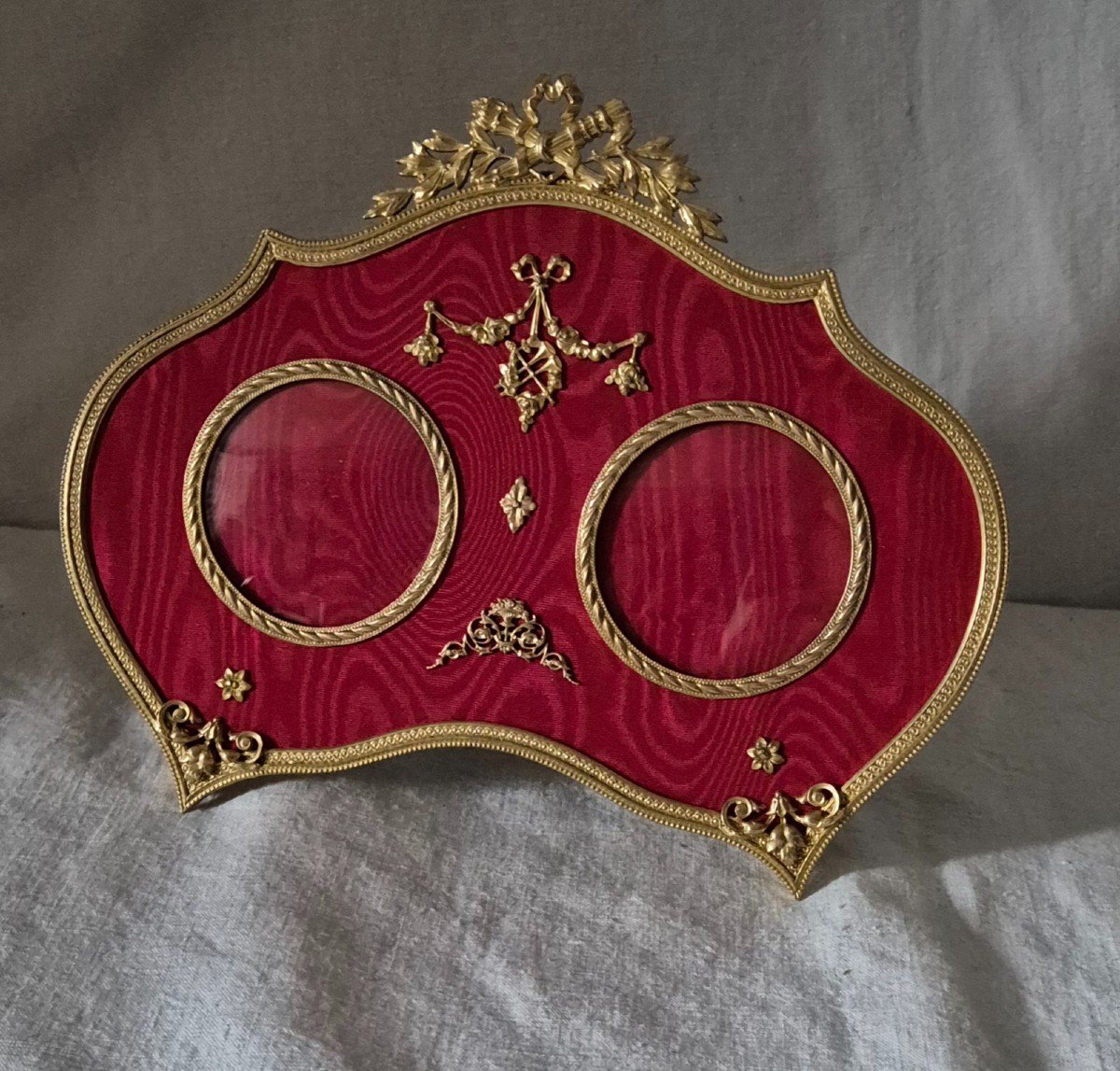 Very Original Shaped Diptych Photo Frame In Gilded Bronze And Opera Red Moire