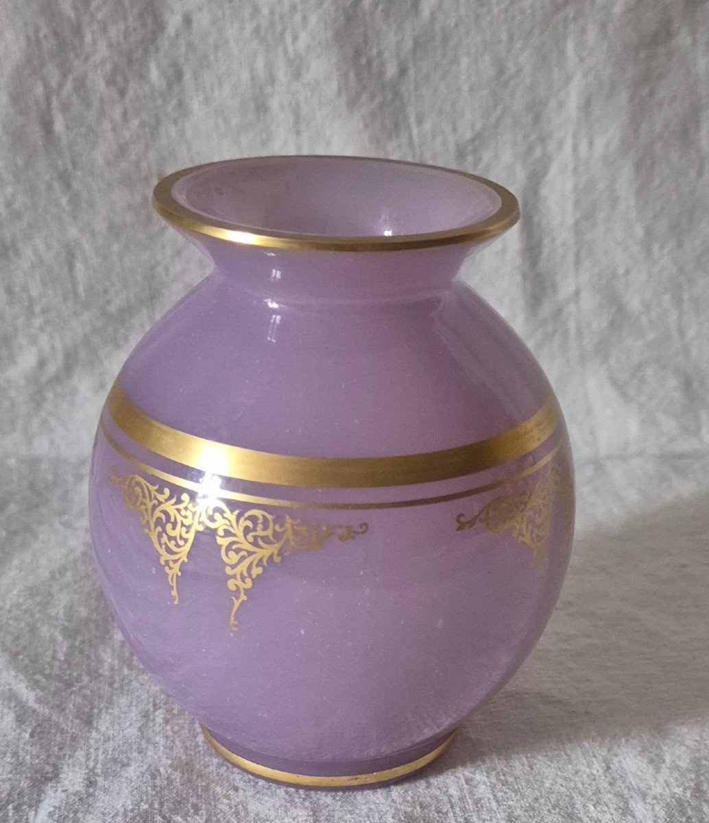 Vase Boule En Opaline "agate" De Baccarat Rose Mauve