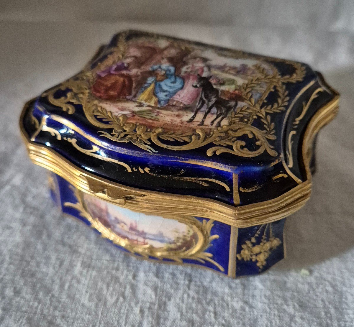 Petite Boîte En Porcelaine De Sèvres Peinte émaillée Et Bronze 