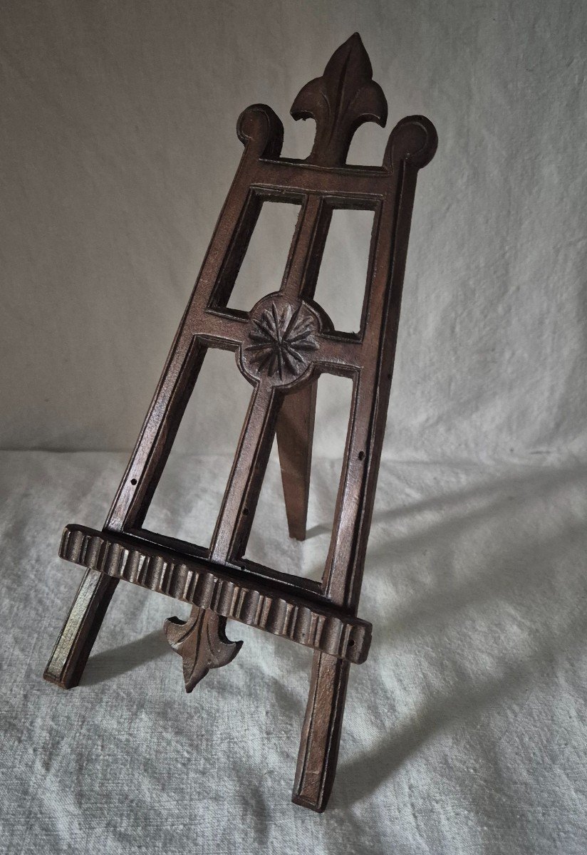 Fleurdelisé Easel In Carved And Stained Linden Wood 