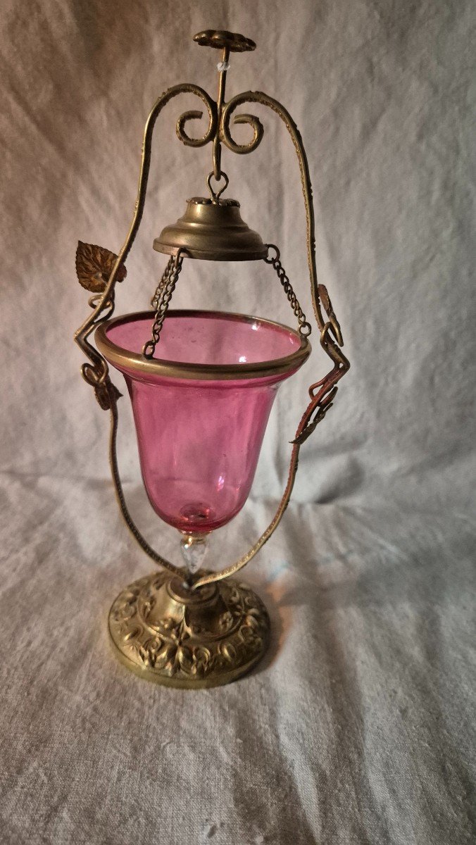 Lampe à Huile Veilleuse Suspendue En Verre Rouge Et Bronze Vers 1900