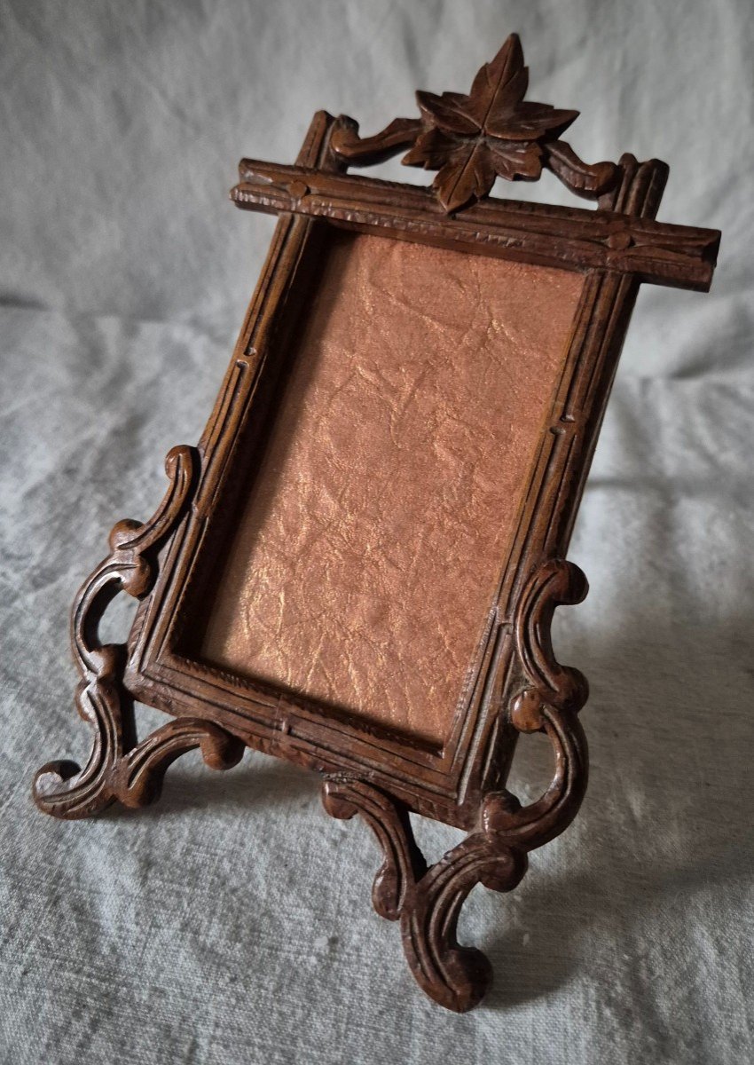 Set Of Three "black Forest" Frames In Carved And Stained Wood In Business Card Formats -photo-3