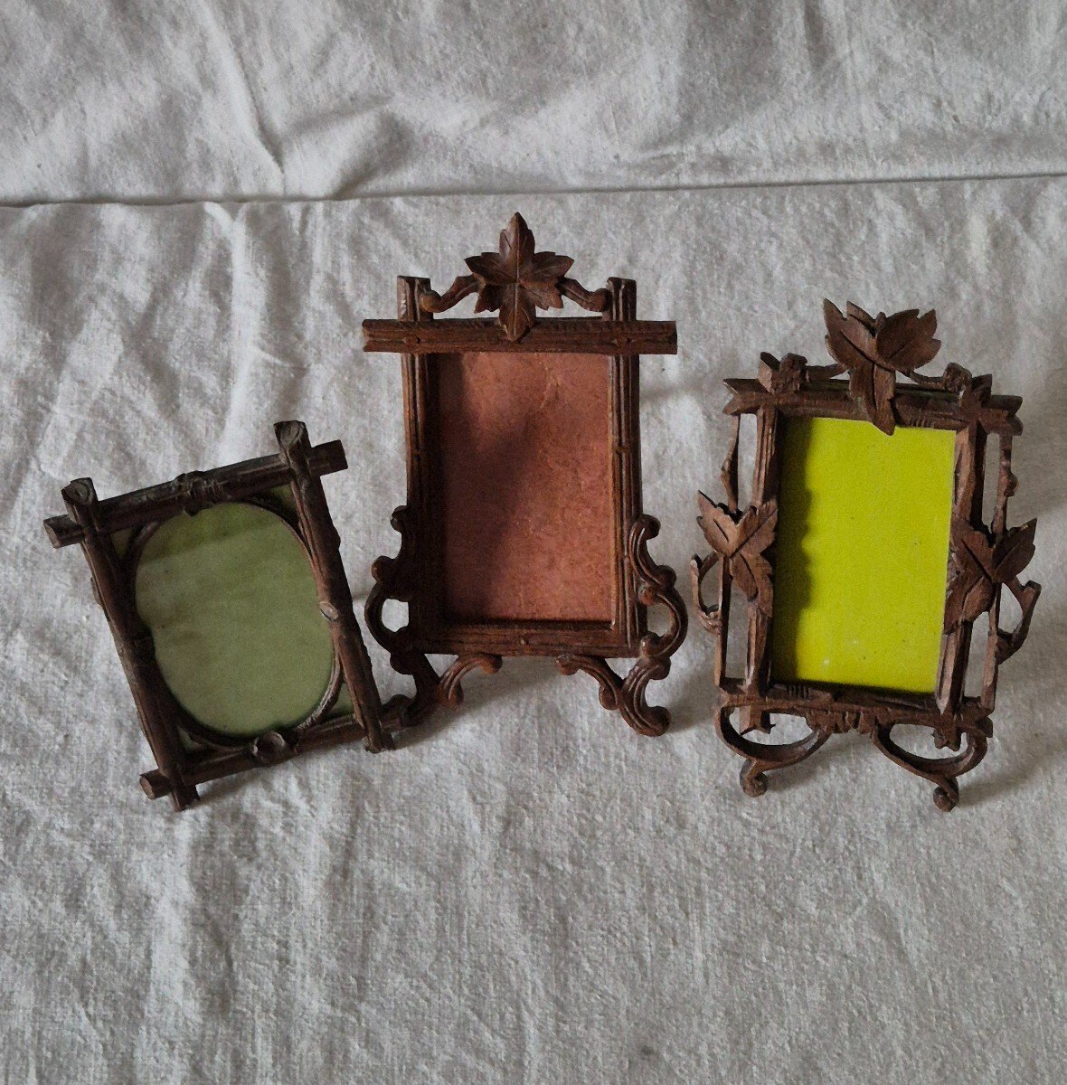 Set Of Three "black Forest" Frames In Carved And Stained Wood In Business Card Formats -photo-4