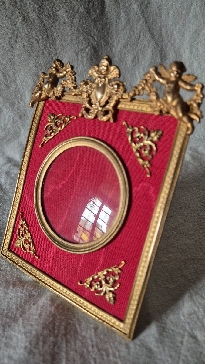 Gilded Bronze Photo Frame With Cherub Decor And Red Moire Mat -photo-2