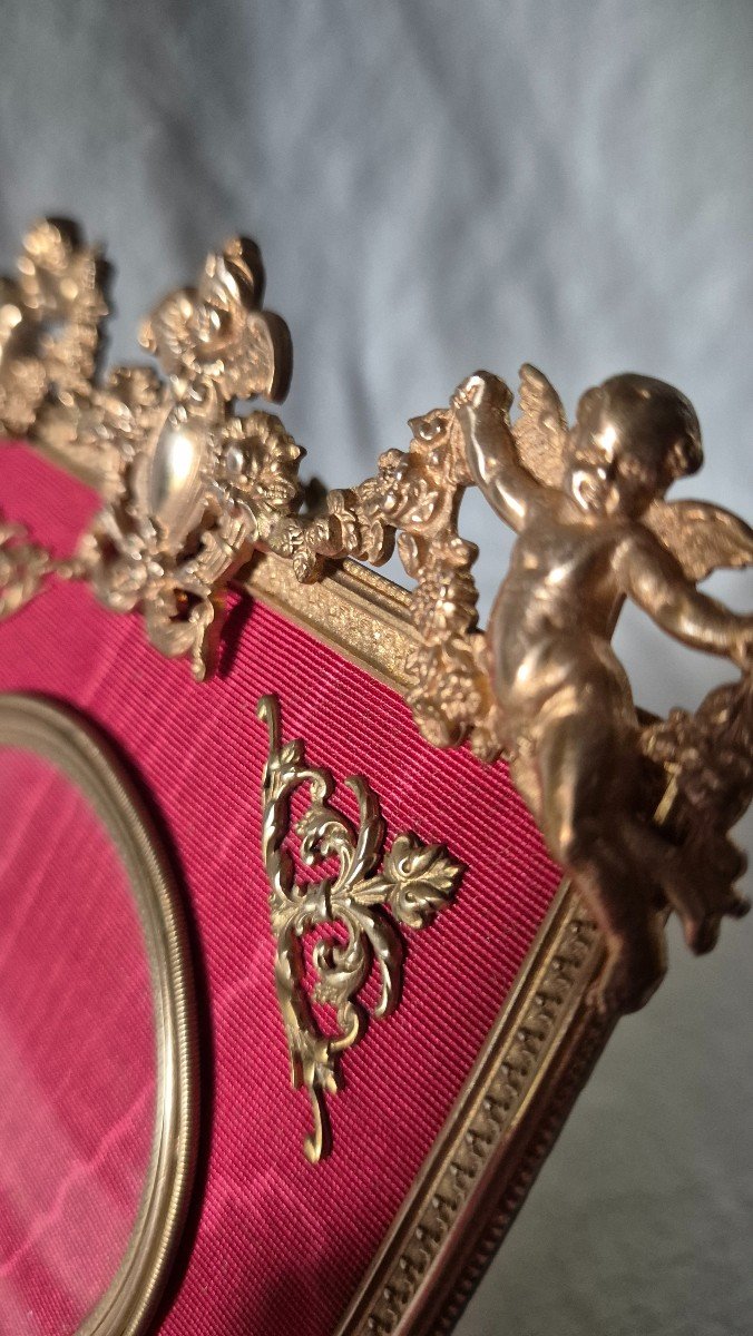 Gilded Bronze Photo Frame With Cherub Decor And Red Moire Mat -photo-3