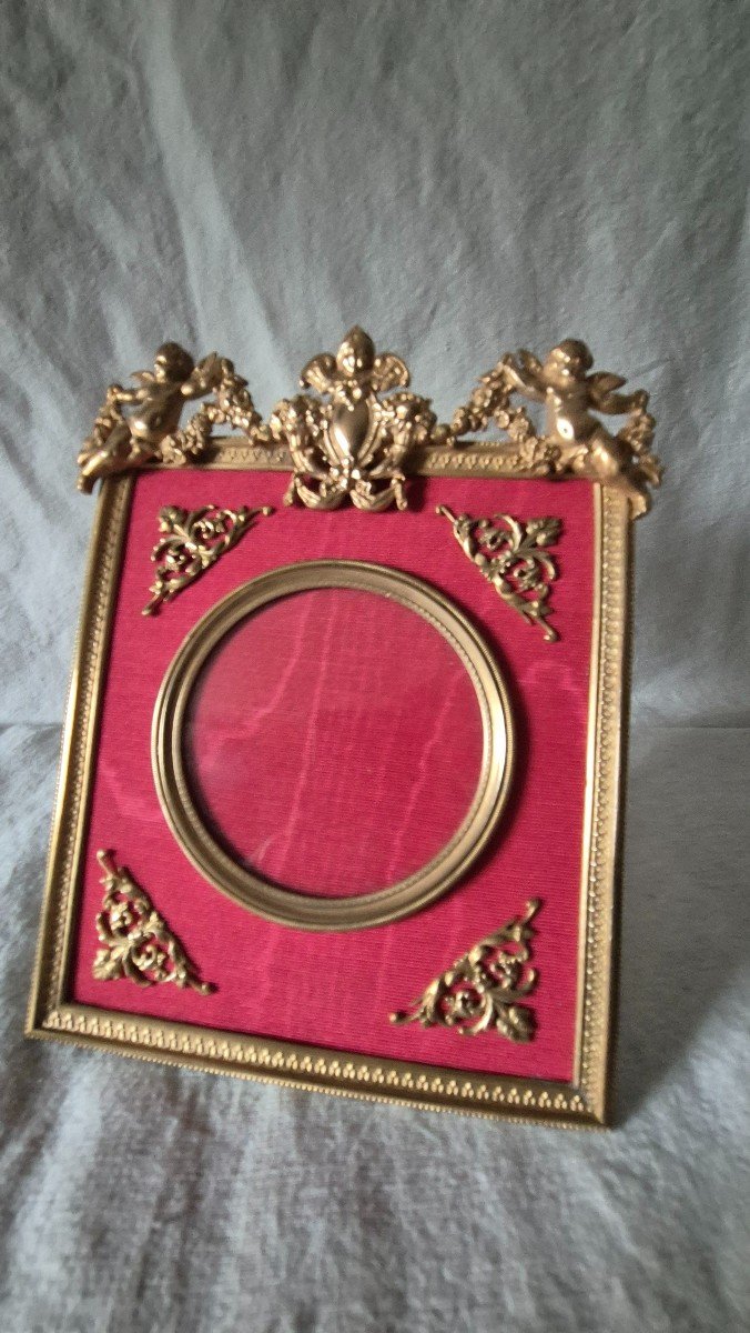 Gilded Bronze Photo Frame With Cherub Decor And Red Moire Mat -photo-1