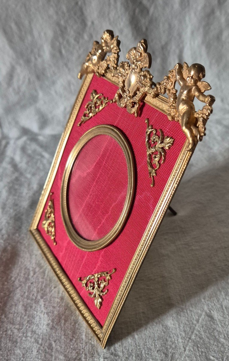 Gilded Bronze Photo Frame With Cherub Decor And Red Moire Mat -photo-3