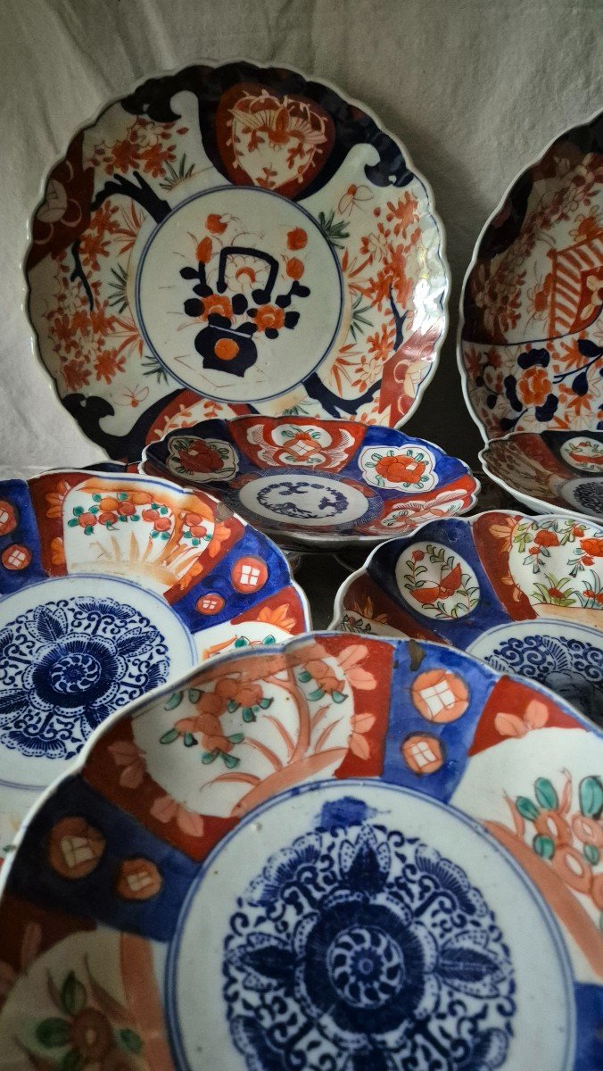 Lot De 10 Assiettes Et 2 Plats De Service Porcelaine Japonaise Imari -photo-3