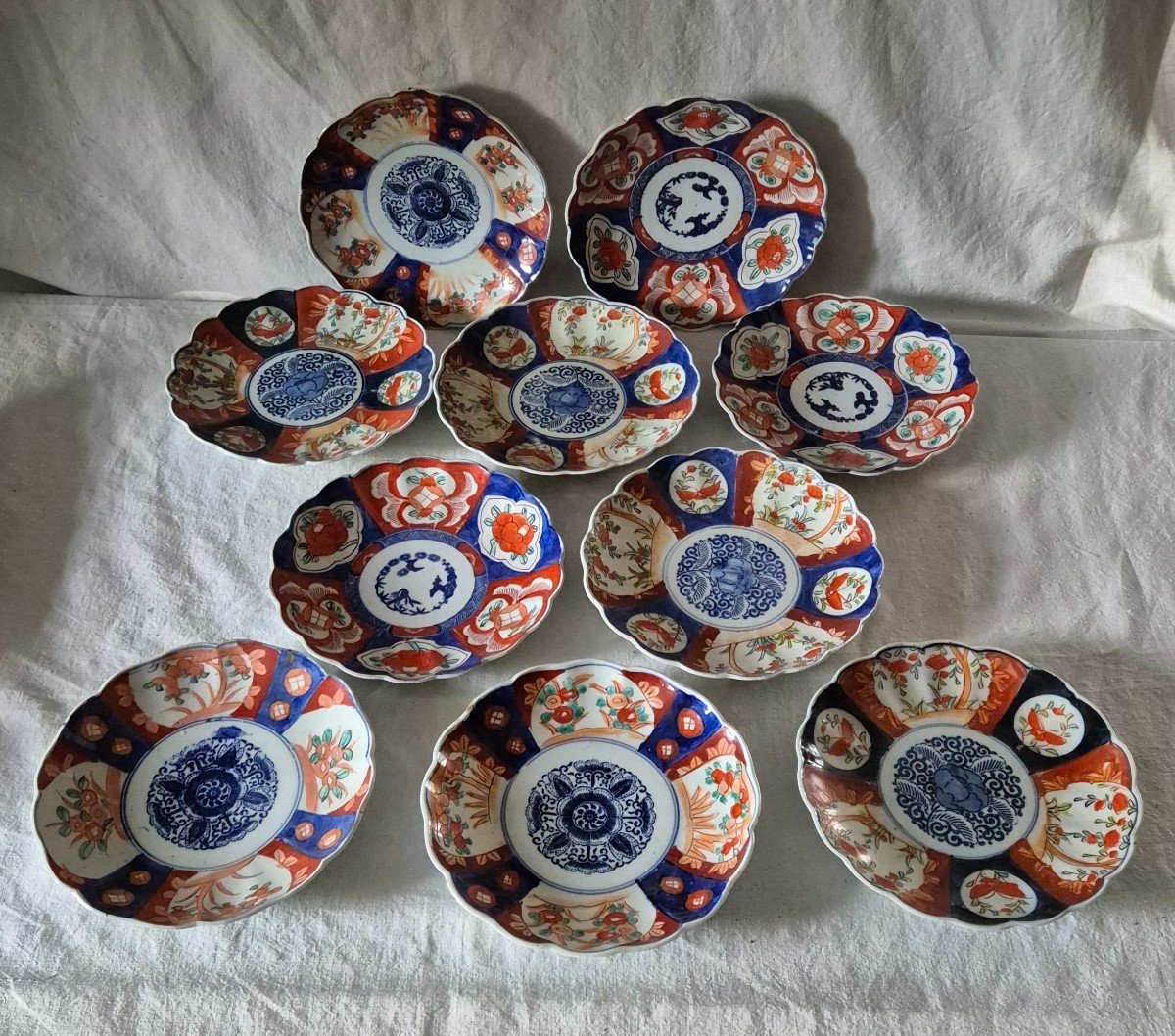 Lot De 10 Assiettes Et 2 Plats De Service Porcelaine Japonaise Imari -photo-4