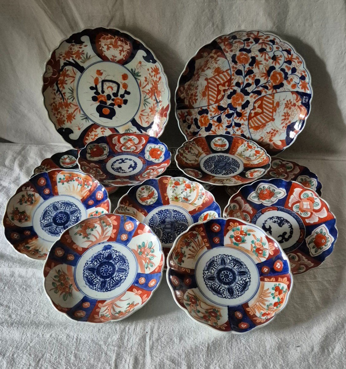 Lot De 10 Assiettes Et 2 Plats De Service Porcelaine Japonaise Imari 