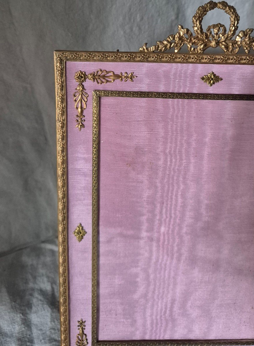 Large Gilt Bronze Photo Frame In Marie-louise In Pink Moire And Applications -photo-2