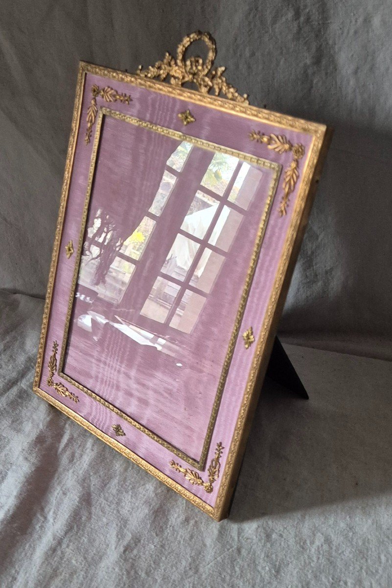 Large Gilt Bronze Photo Frame In Marie-louise In Pink Moire And Applications -photo-3