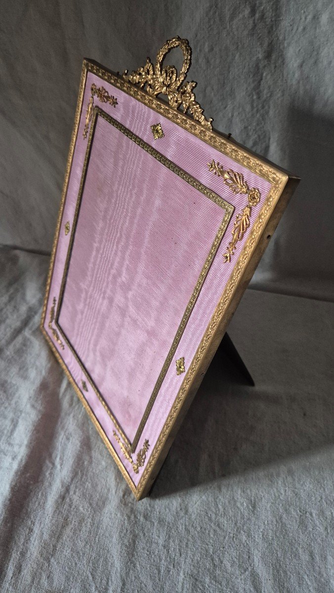 Large Gilt Bronze Photo Frame In Marie-louise In Pink Moire And Applications -photo-4