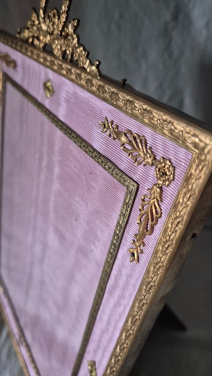 Large Gilt Bronze Photo Frame In Marie-louise In Pink Moire And Applications -photo-1