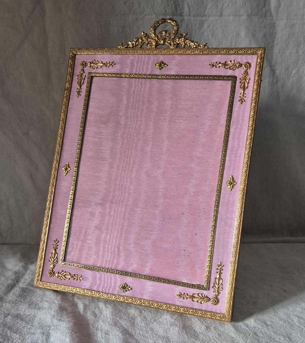 Large Gilt Bronze Photo Frame In Marie-louise In Pink Moire And Applications 