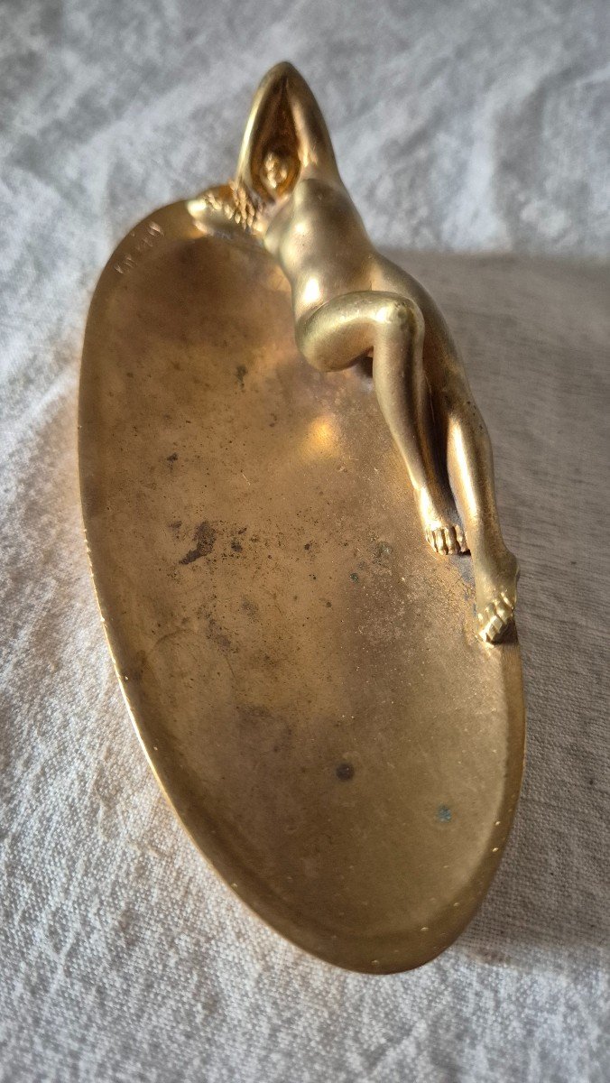 Sur Le Thème érotique Un Cendrier En Bronze Doré De Femme Nue Allongée Signé A.DELM-photo-3