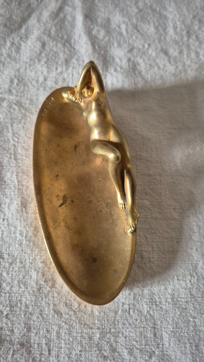 Sur Le Thème érotique Un Cendrier En Bronze Doré De Femme Nue Allongée Signé A.DELM